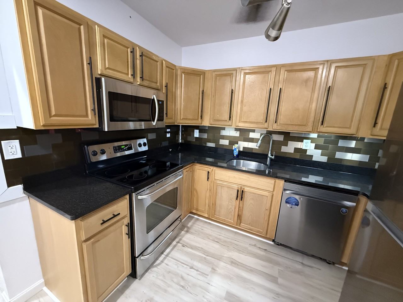 472 North Main Street - Photo 6 of 18