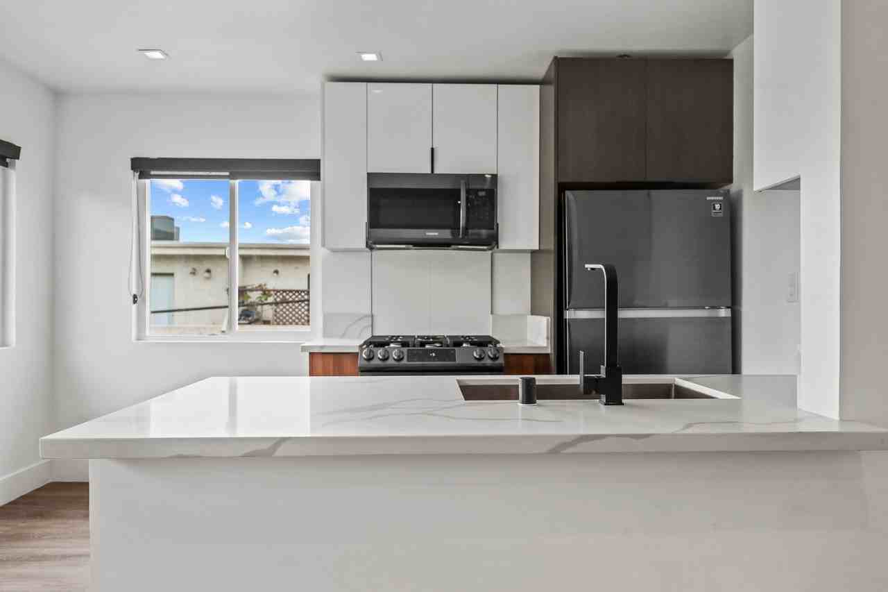 701 N Hill Pl #2 - Photo 3 of 45