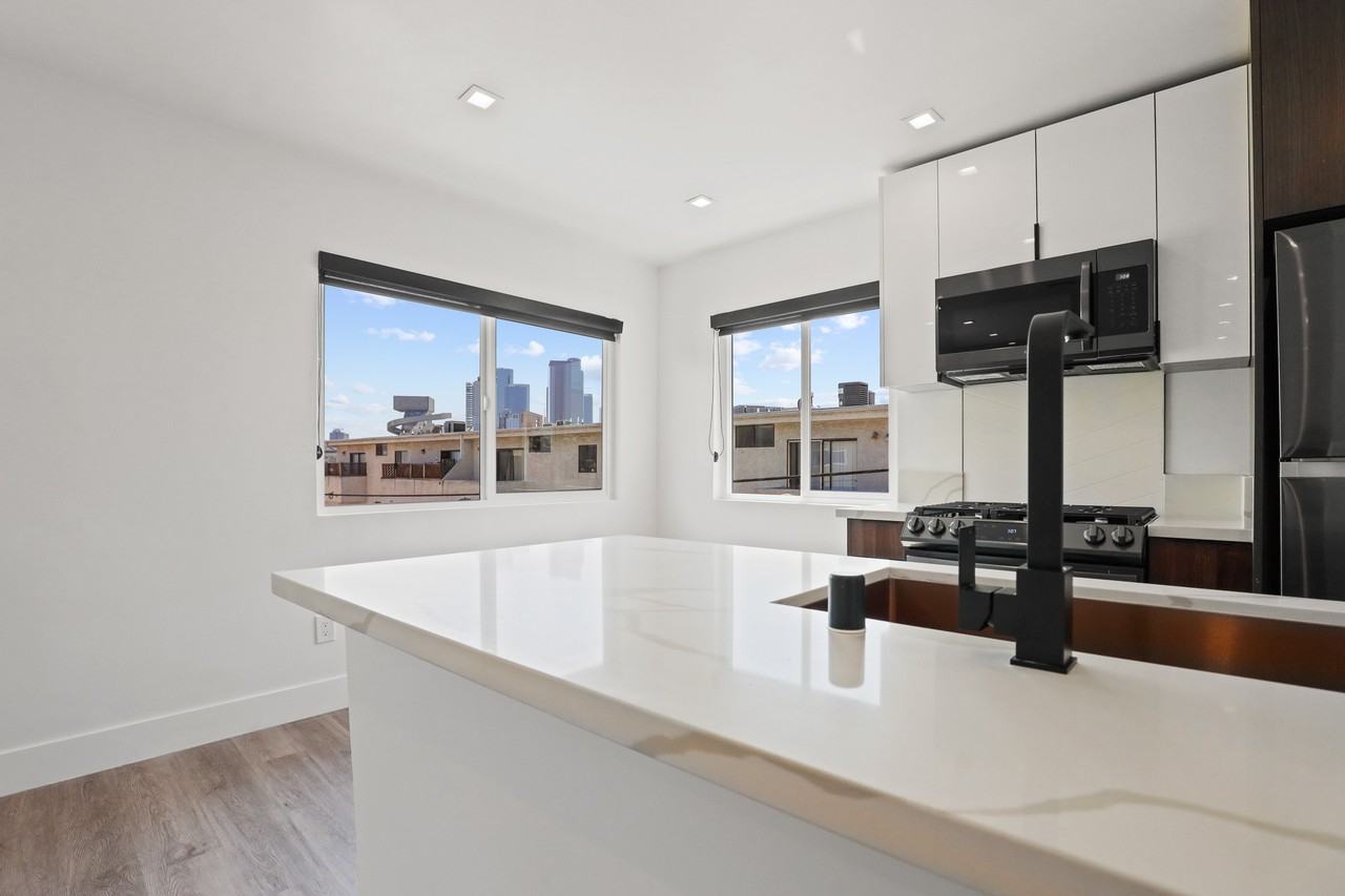 701 N Hill Pl #2 - Photo 5 of 45