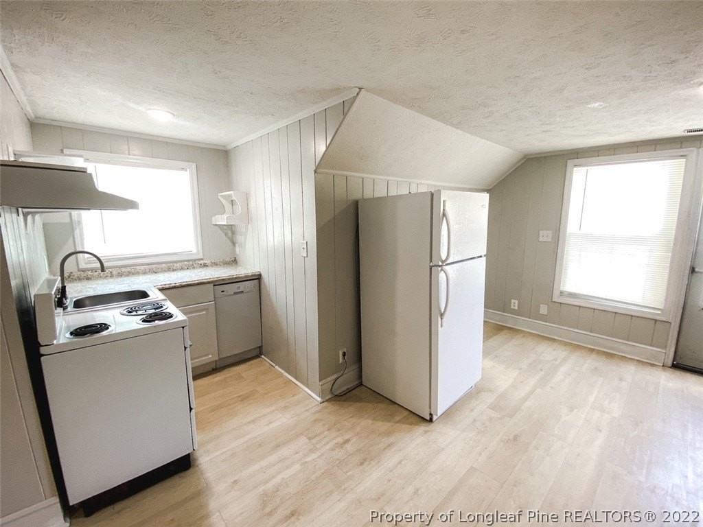 209 1/2 W 16th St - Photo 6 of 18