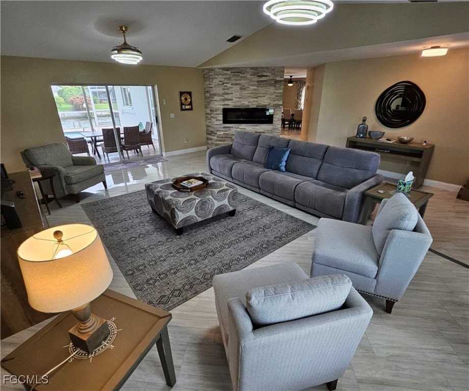 136 Se 5th St - Photo 5 of 36