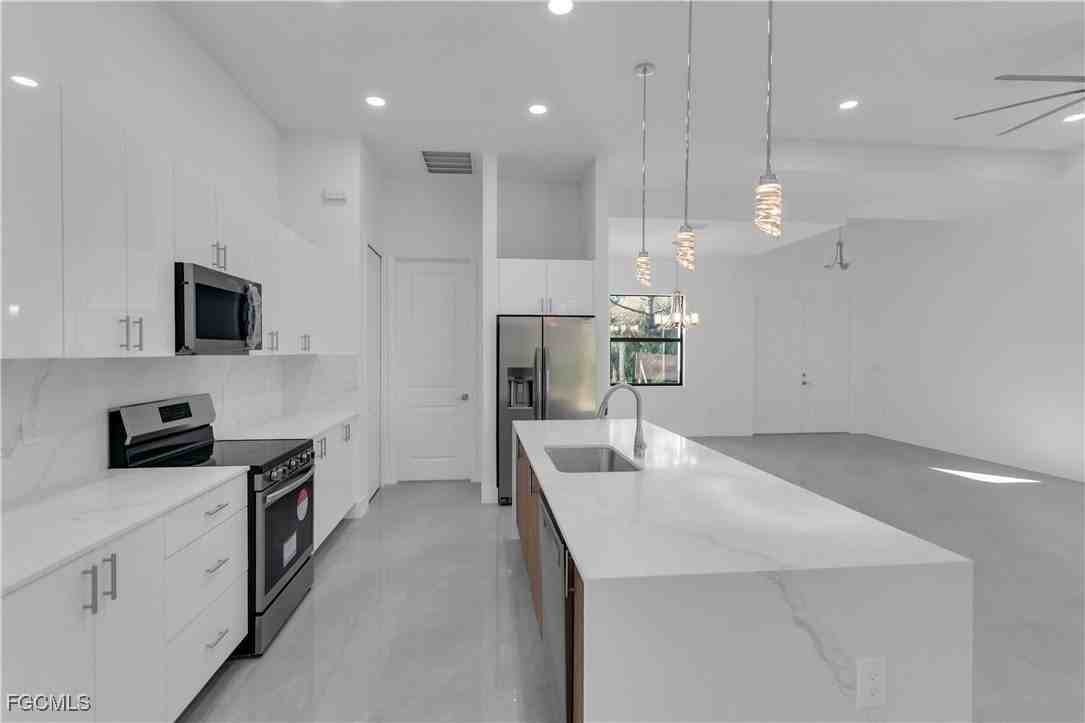 3307 35th St W - Photo 3 of 18