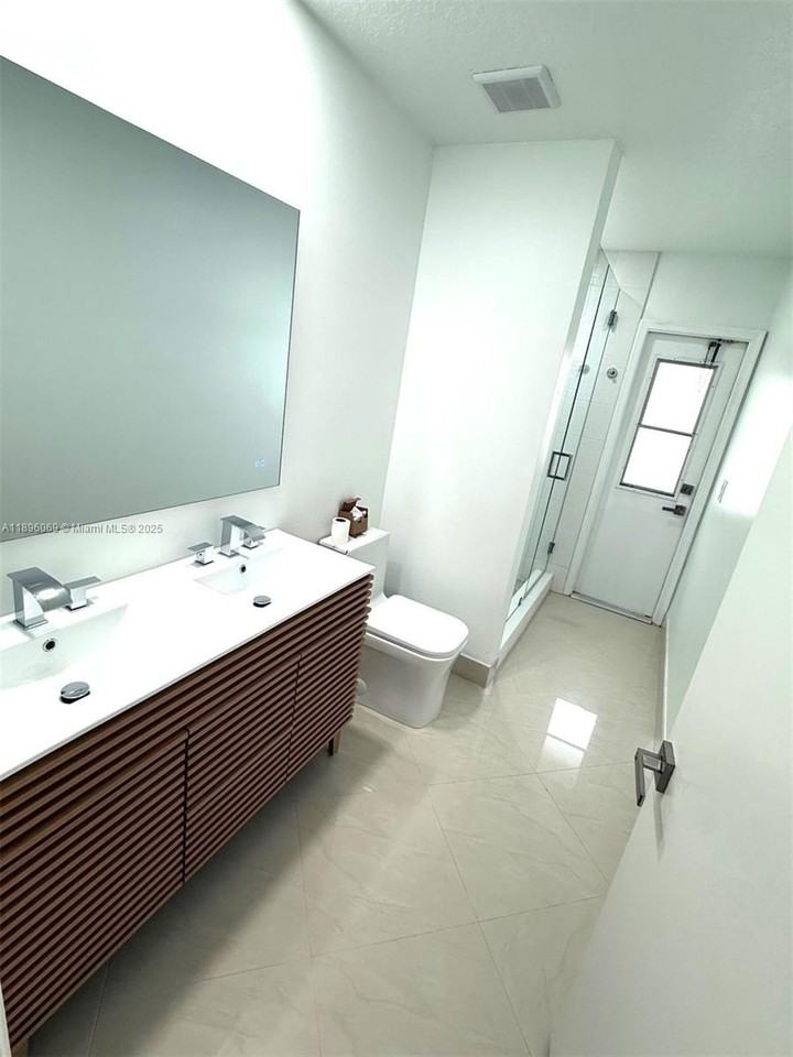 6543 Northwest 72nd Place - Photo 7 of 20