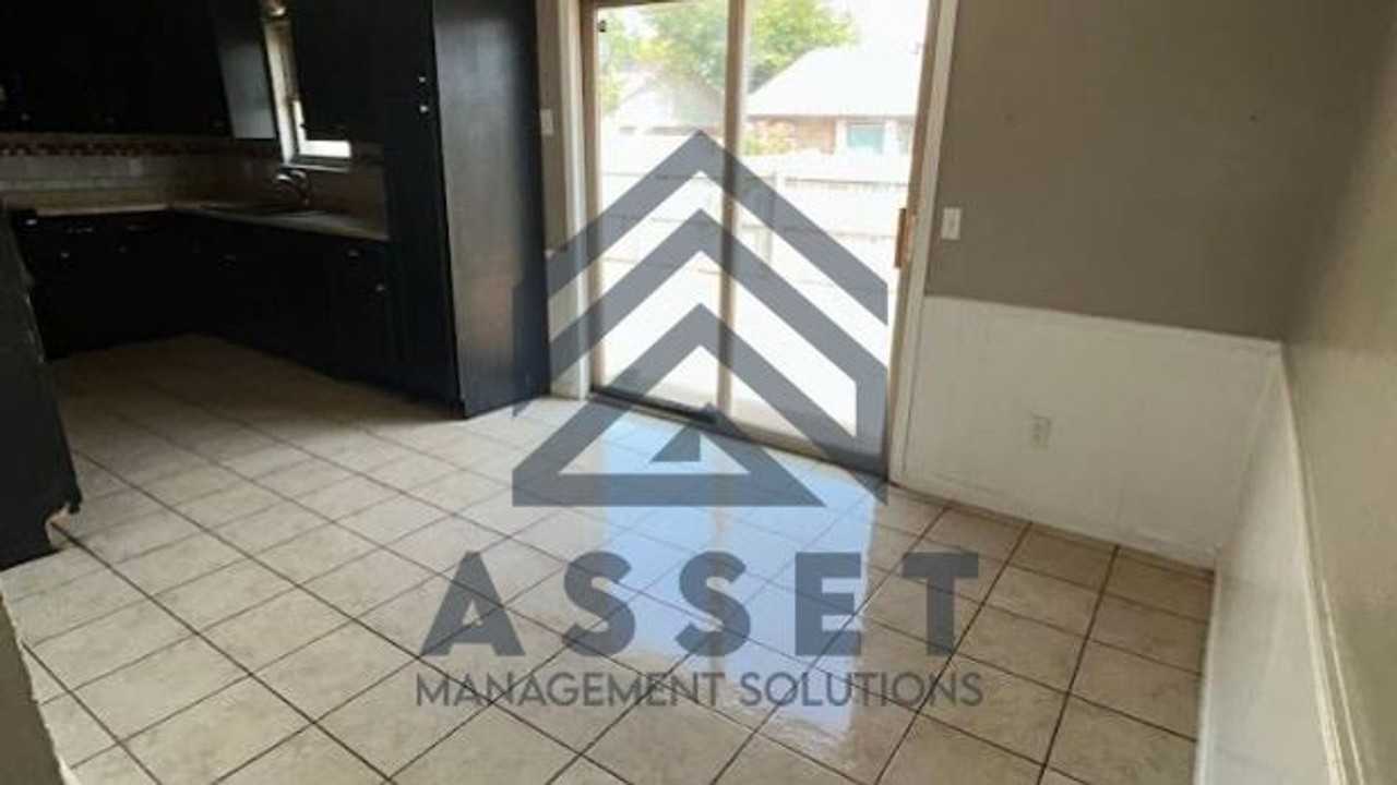 605 Jasmine Pl - Photo 3 of 12