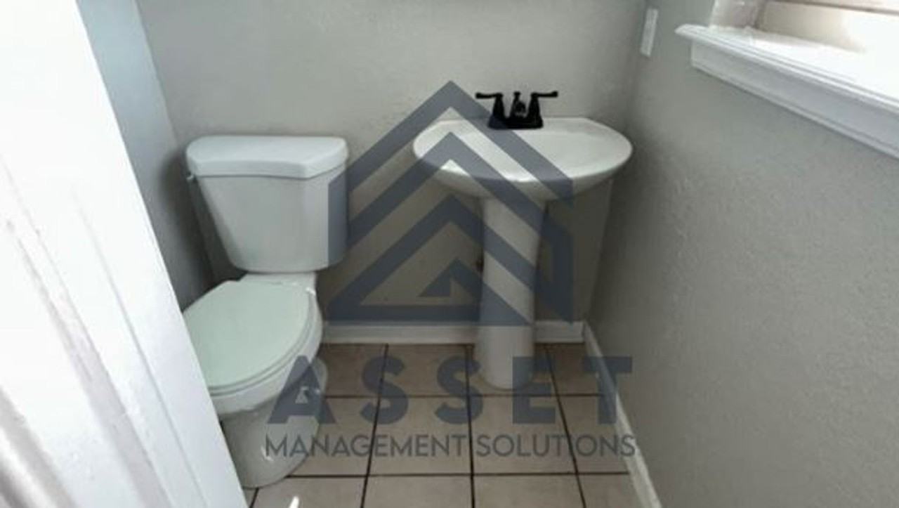 605 Jasmine Pl - Photo 6 of 12