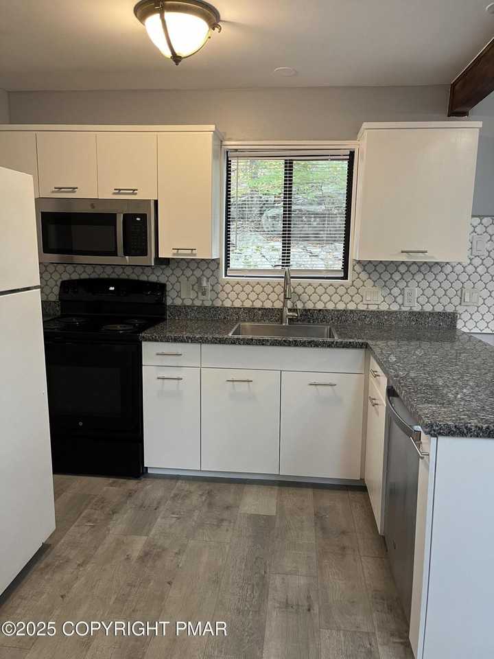 5031 Woodbridge Dr E - Photo 6 of 17