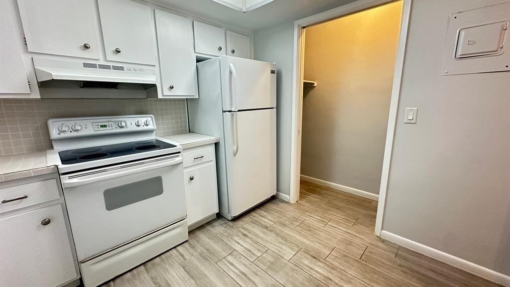 1911 Northeast 28th Court #2B - Photo 3 of 17