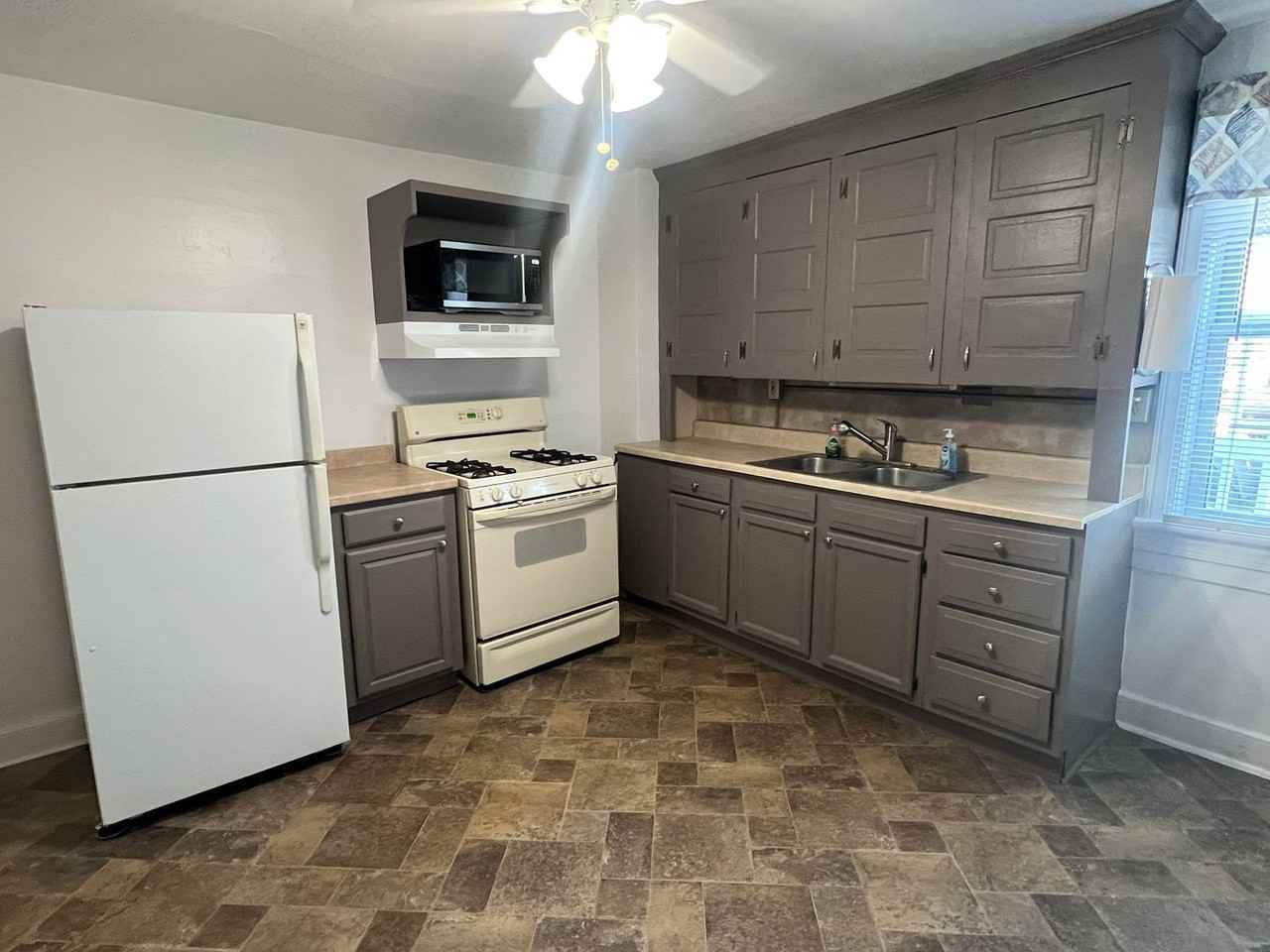 1221 E Philadelphia St - Photo 4 of 21