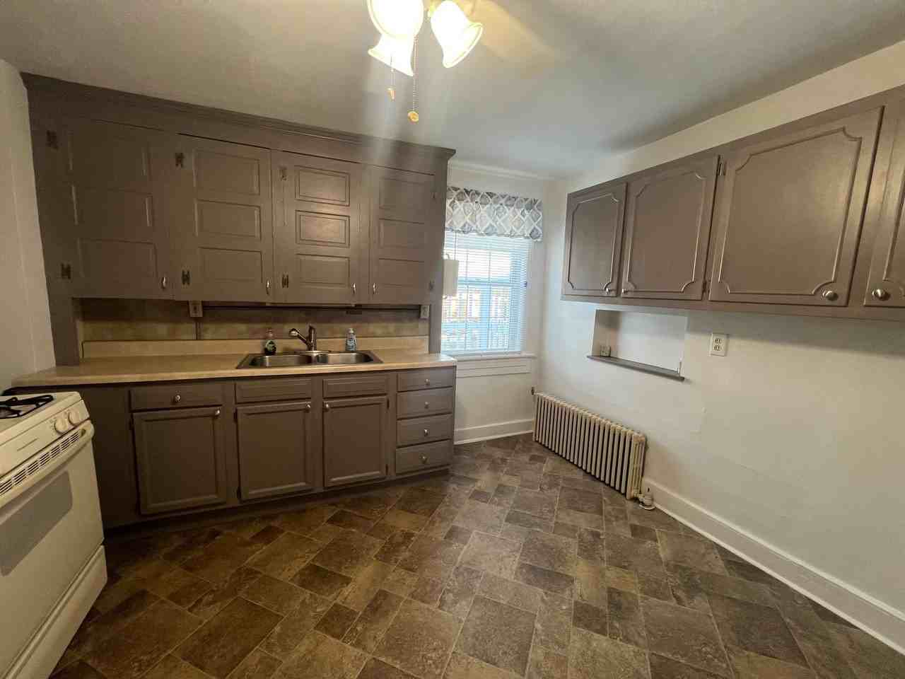 1221 E Philadelphia St - Photo 5 of 21