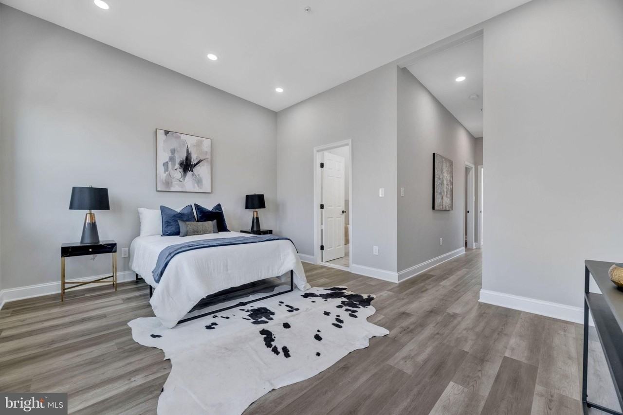 1121 48th Place Northeast - Photo 4 of 35