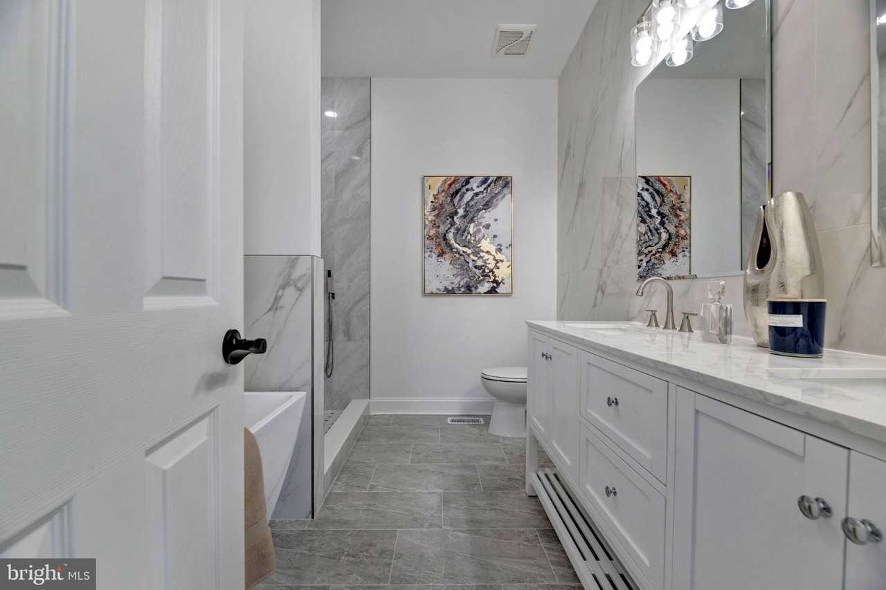 1121 48th Place Northeast - Photo 5 of 35