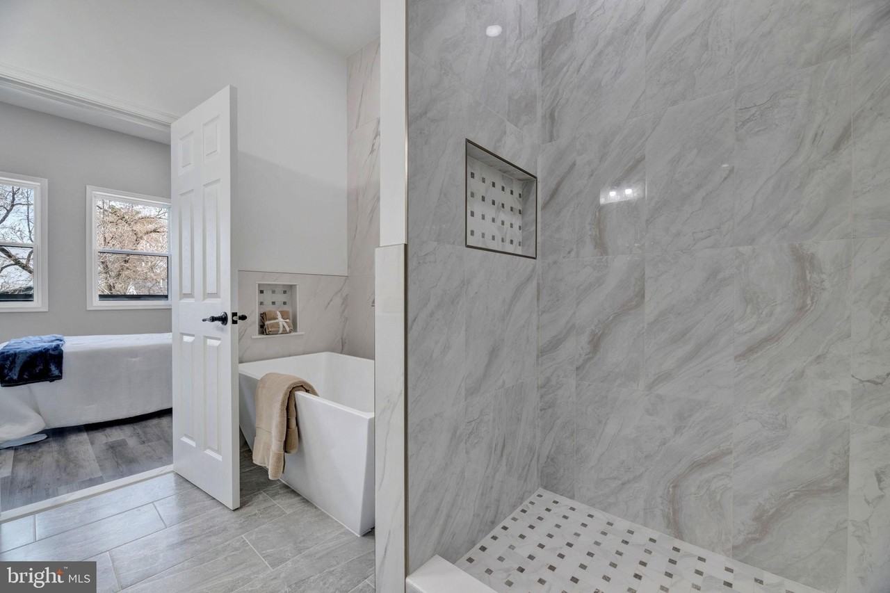 1121 48th Place Northeast - Photo 6 of 35