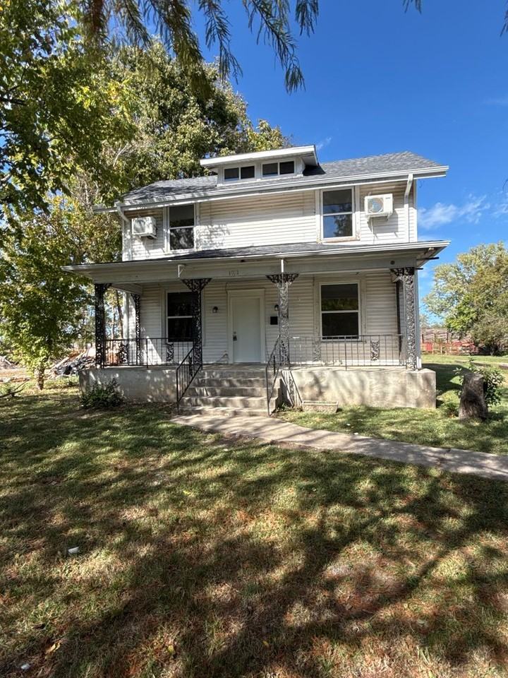 1033 East Commercial Street - Photo 2 of 21