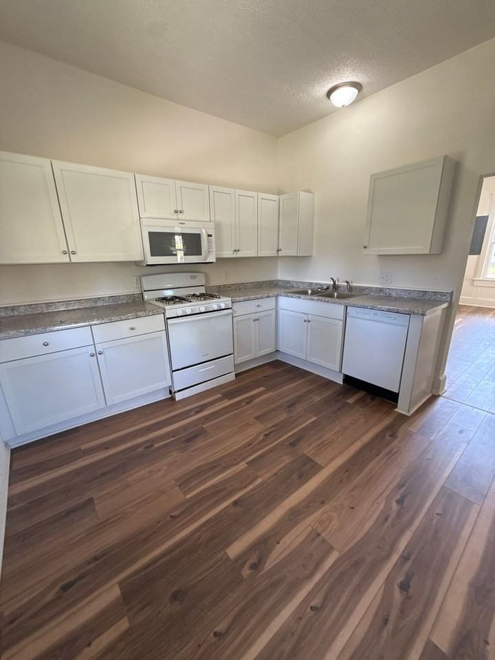 1033 East Commercial Street - Photo 6 of 21