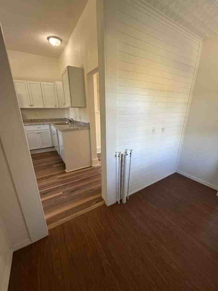 1033 East Commercial Street - Photo 7 of 21