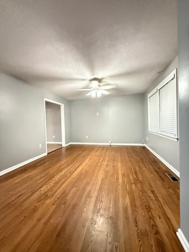 1379 Nye St - Photo 2 of 8