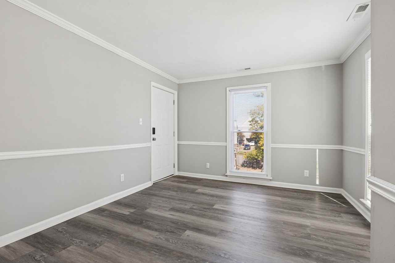 1009 Green St - Photo 3 of 16
