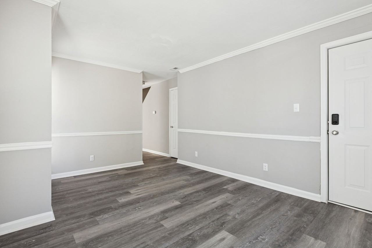 1011 Green St - Photo 3 of 16