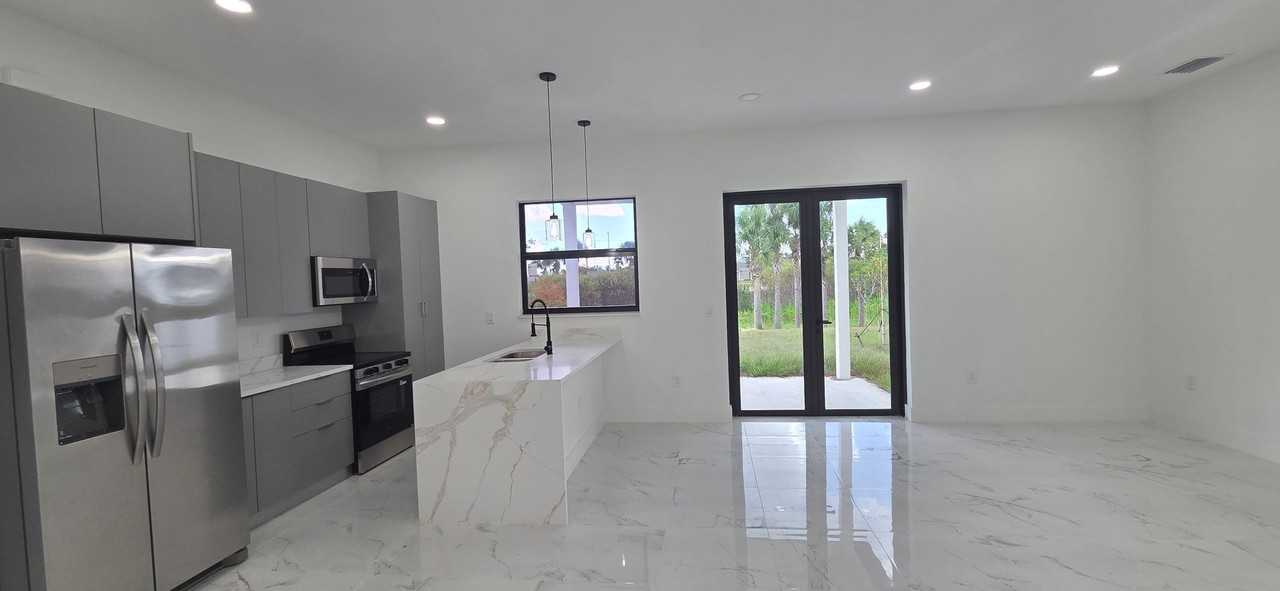 2013 Ne 15th Pl - Photo 2 of 25