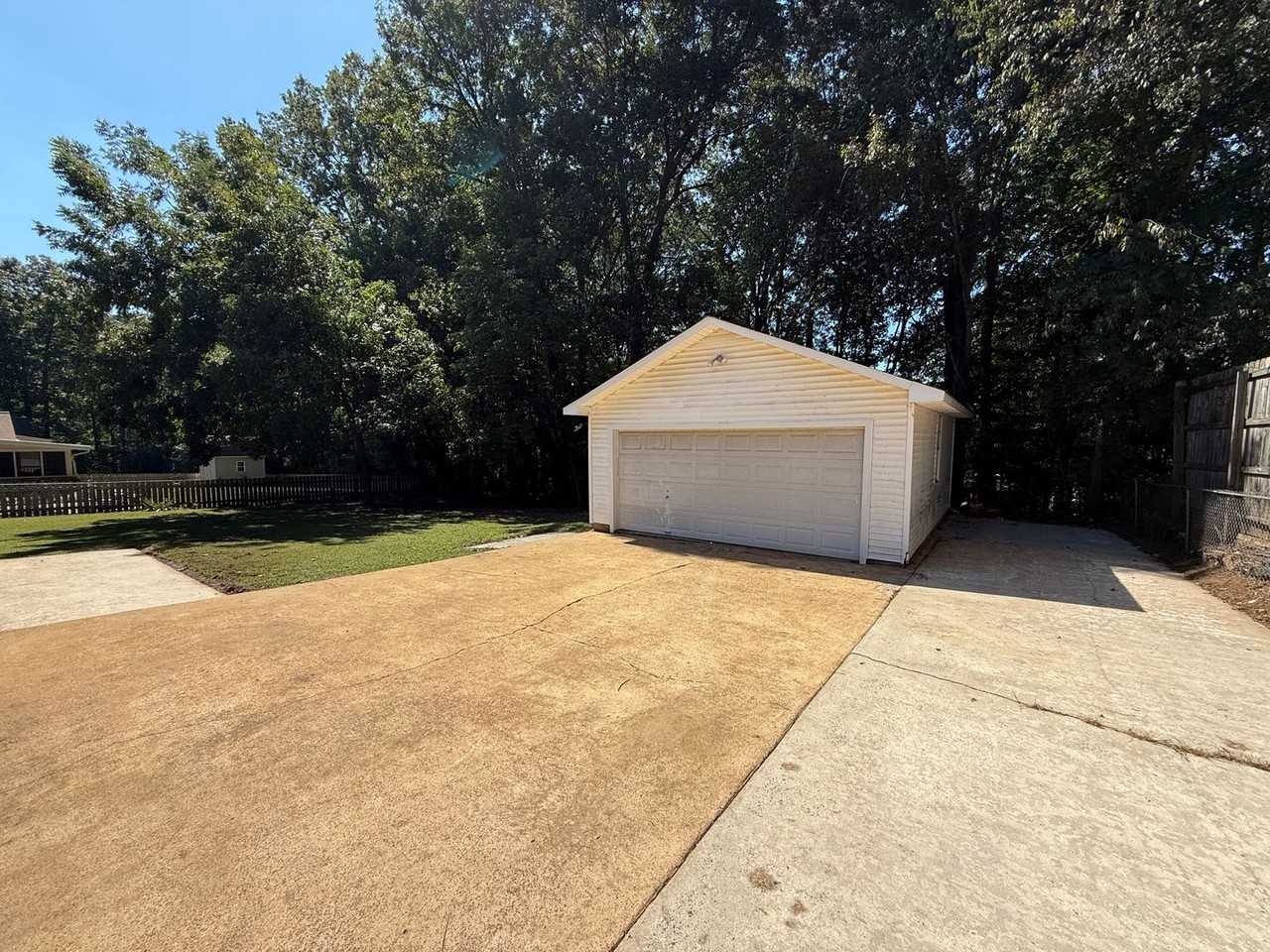 2212 Hickory Hill Dr - Photo 3 of 31