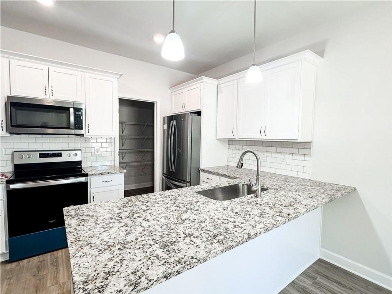 6320 Pine Station Drive - Photo 4 of 31