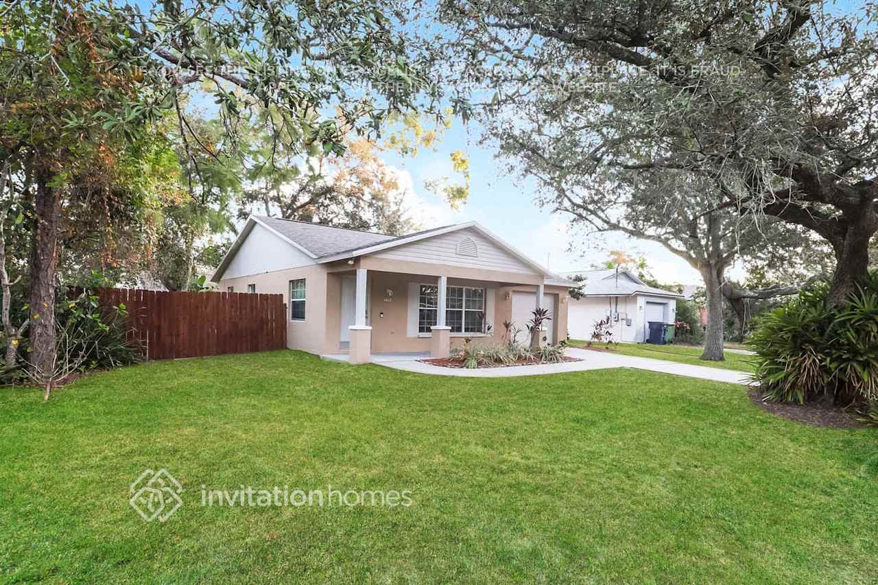 1117 W Knollwood St - Photo 3 of 17