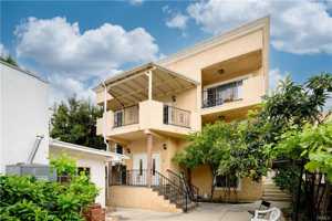 featured image of 617 E Tujunga Ave #201