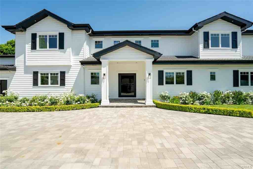 20701 Dumont St - Photo 2 of 8