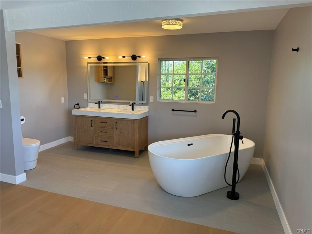 5368 Campo Rd - Photo 3 of 8