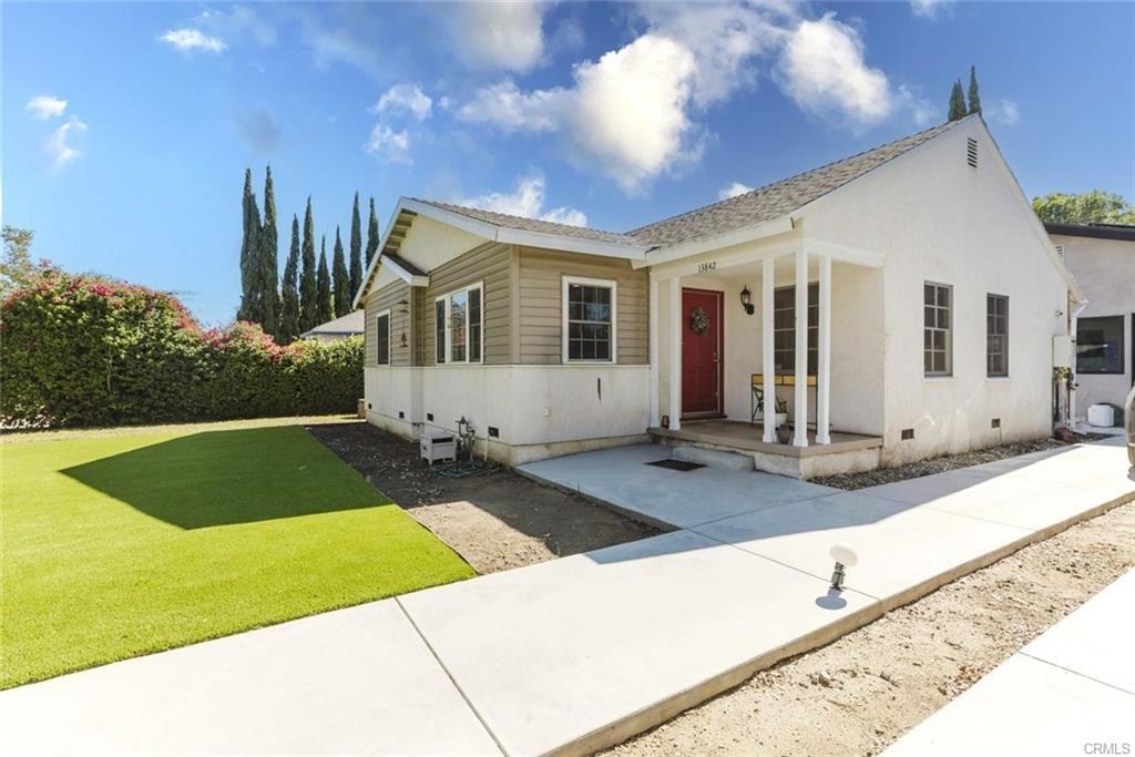 13842 Hamlin St - Photo 3 of 8