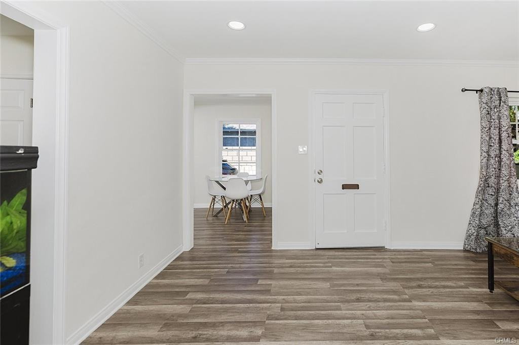 13842 Hamlin St - Photo 5 of 8