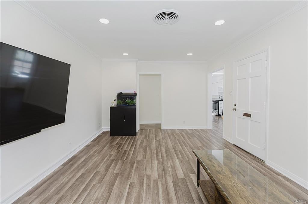 13842 Hamlin St - Photo 6 of 8