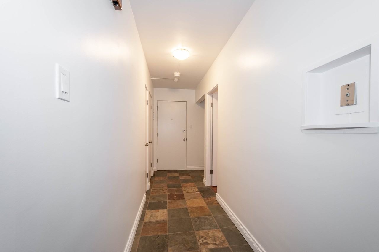 Leslie Manor - Photo 2 of 11