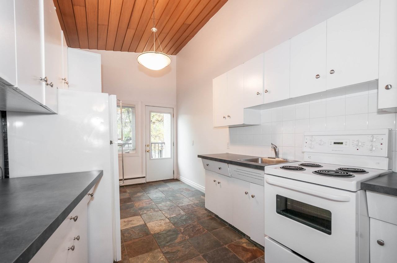 Leslie Manor - Photo 3 of 11