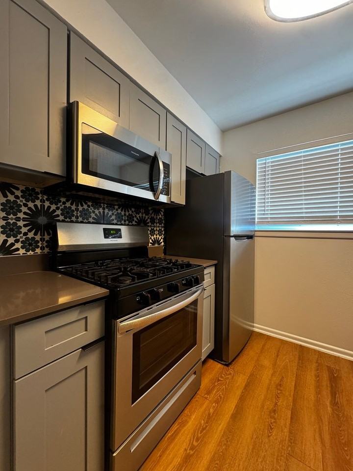 THE QUARTERS - Photo 7 of 25