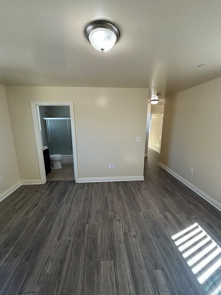 9005 South Avalon Boulevard - Photo 6 of 12