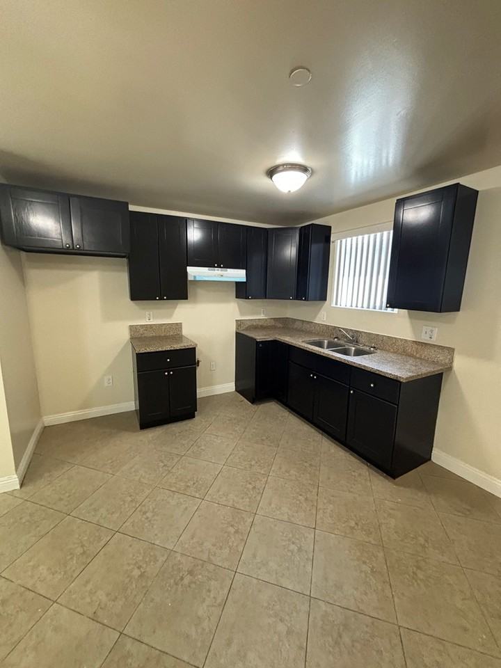 9005 South Avalon Boulevard - Photo 3 of 12