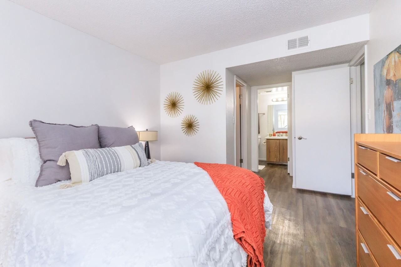 2575 W. 24th Street - Photo 3 of 32