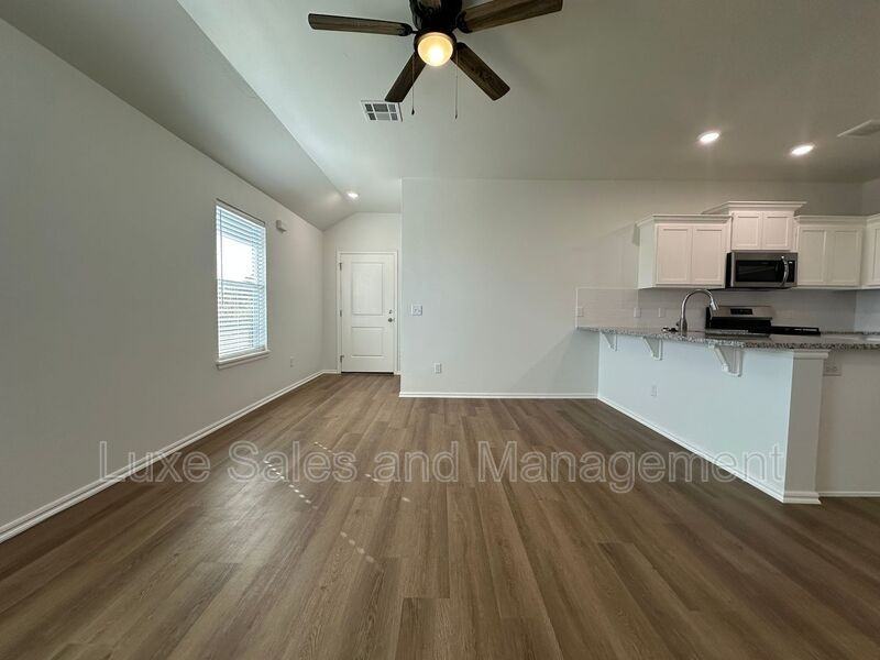 11500 Mackenzie Way - Photo 5 of 33