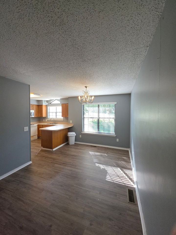 408 Austin Cir - Photo 3 of 23