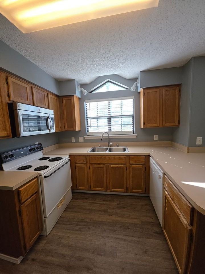 408 Austin Cir - Photo 6 of 23