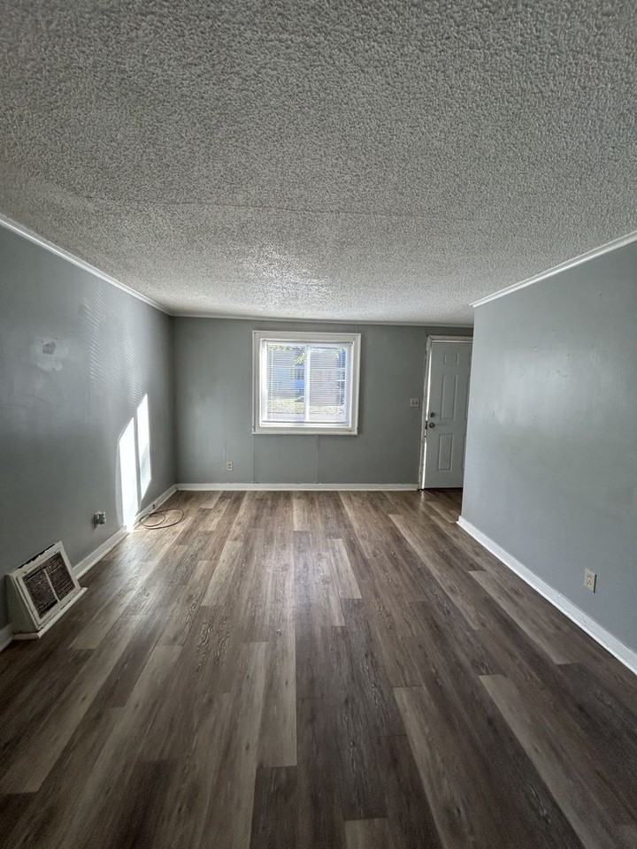 468 Fieldcrest Dr - Photo 3 of 11