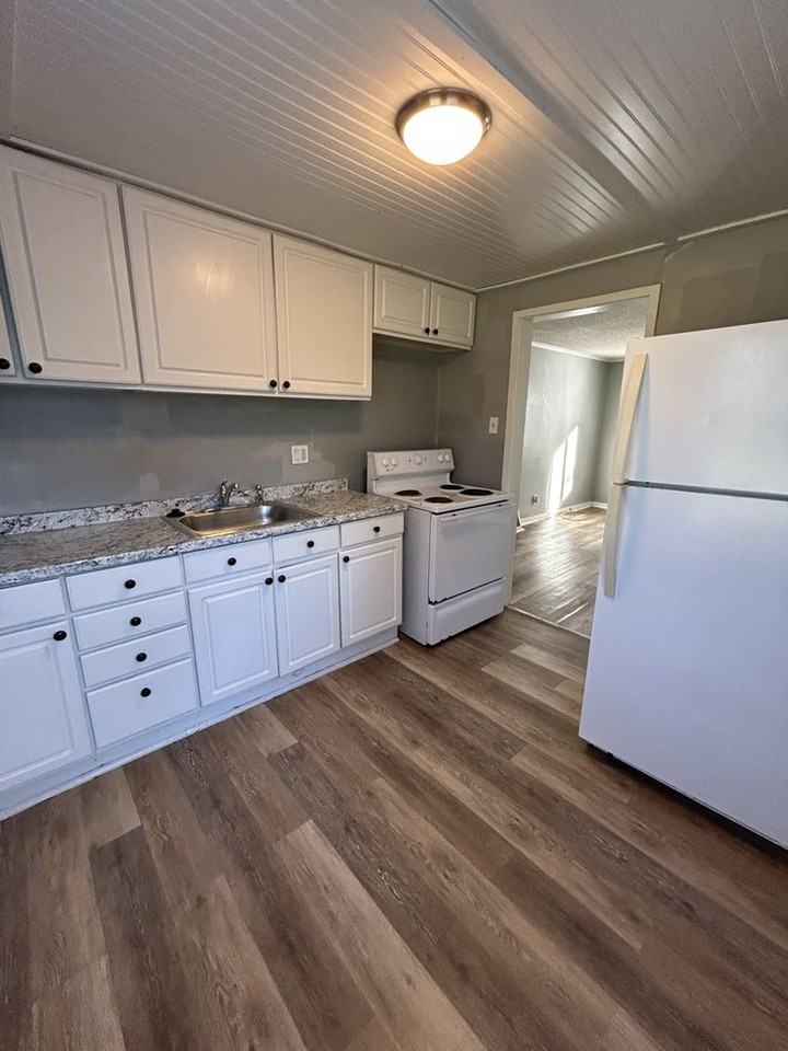 468 Fieldcrest Dr - Photo 4 of 11