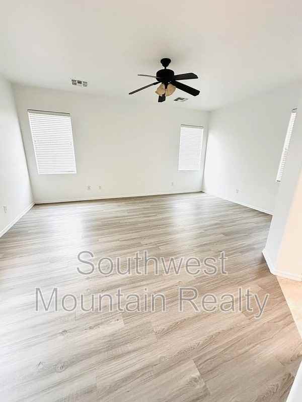 2070 East Indigo Drive - Photo 4 of 20