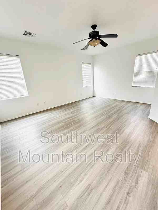 2070 East Indigo Drive - Photo 5 of 20