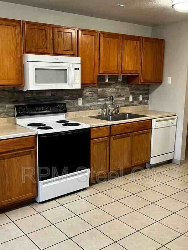 1719 Oakshire Ln #D - Photo 3 of 10