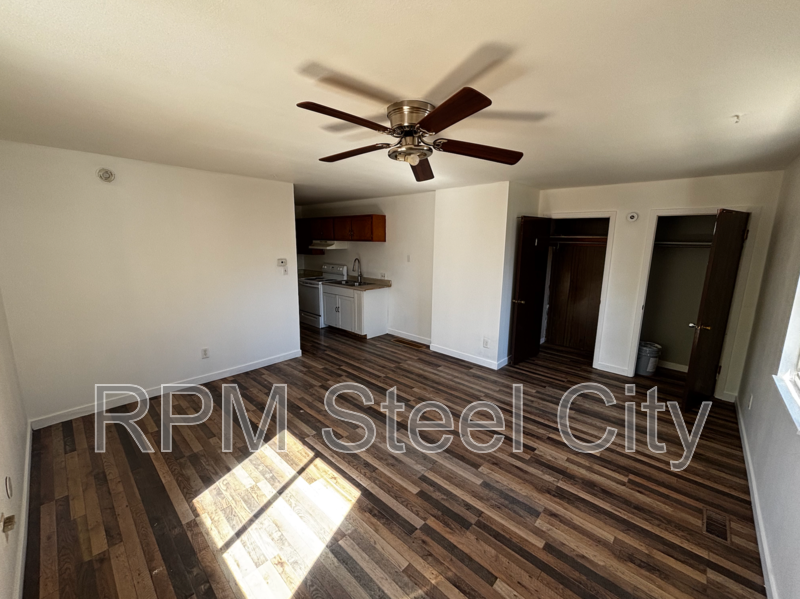 910 E 9th St #B - Photo 2 of 6