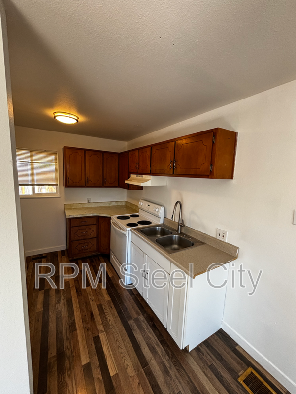 910 E 9th St #B - Photo 4 of 6