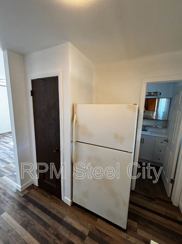 910 E 9th St #B - Photo 5 of 6