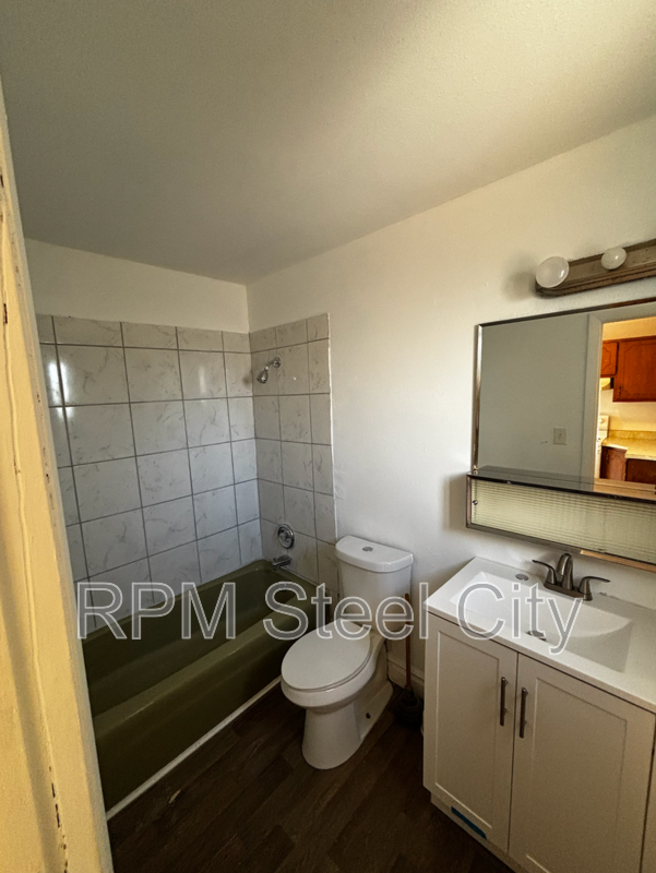 910 E 9th St #B - Photo 6 of 6